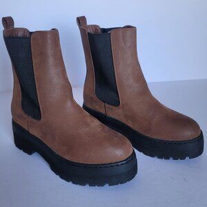 MIA Women's Cayden Platform Chelsea Boot. Size 6M